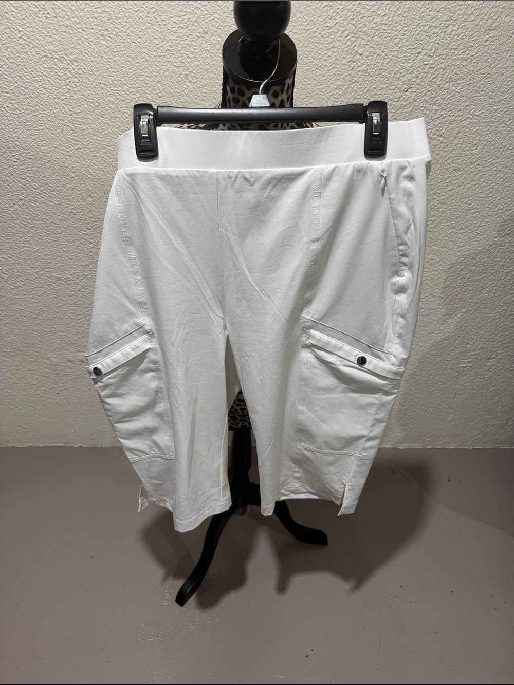 Chico's White Cargo Capri Pants. DR